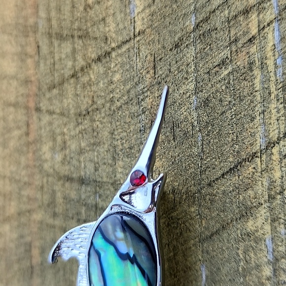 Vintage Ariki Paua Shell sword fish brooch - Picture 3 of 7